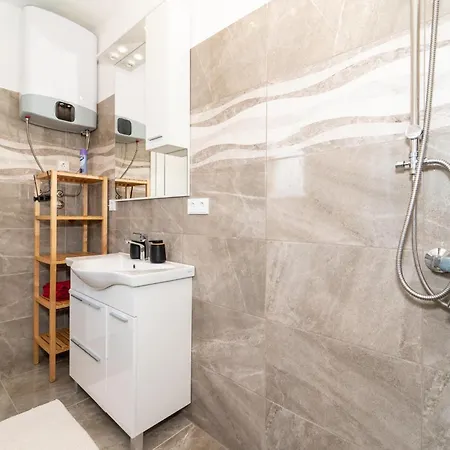 1 Bedroom Cozy In