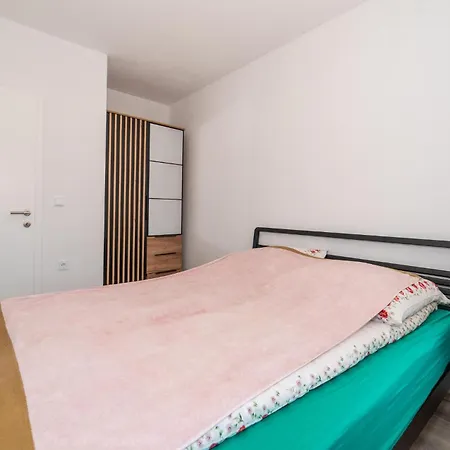1 Bedroom Cozy In Gornji Karin