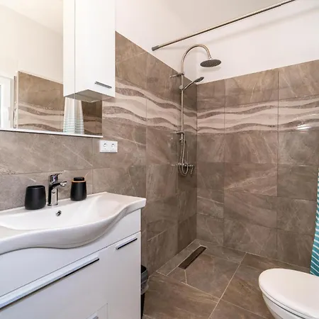 1 Bedroom Cozy In Gornji Karin