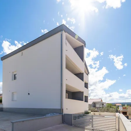 1 Bedroom Cozy In Gornji Karin